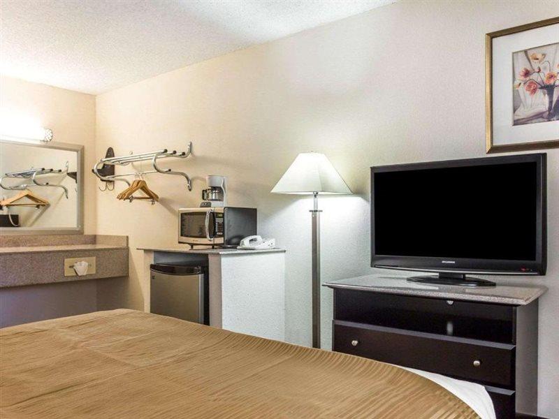 Quality Inn&Suites Coliseum Greensboro Extérieur photo