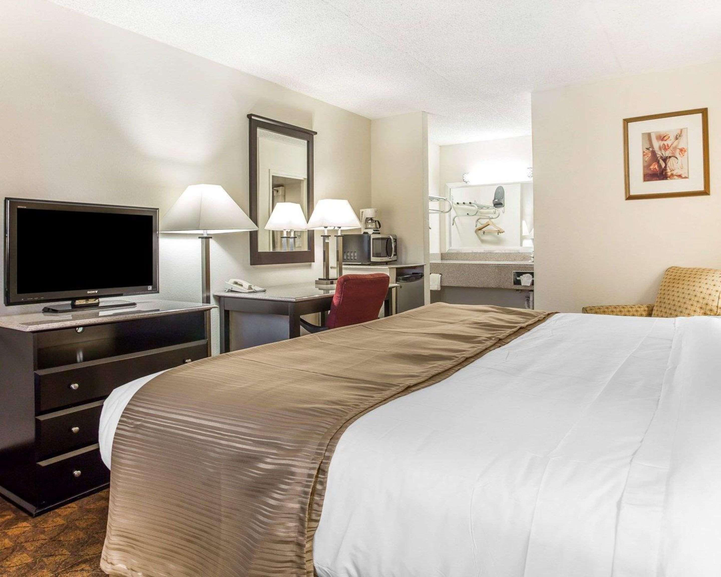 Quality Inn&Suites Coliseum Greensboro Extérieur photo