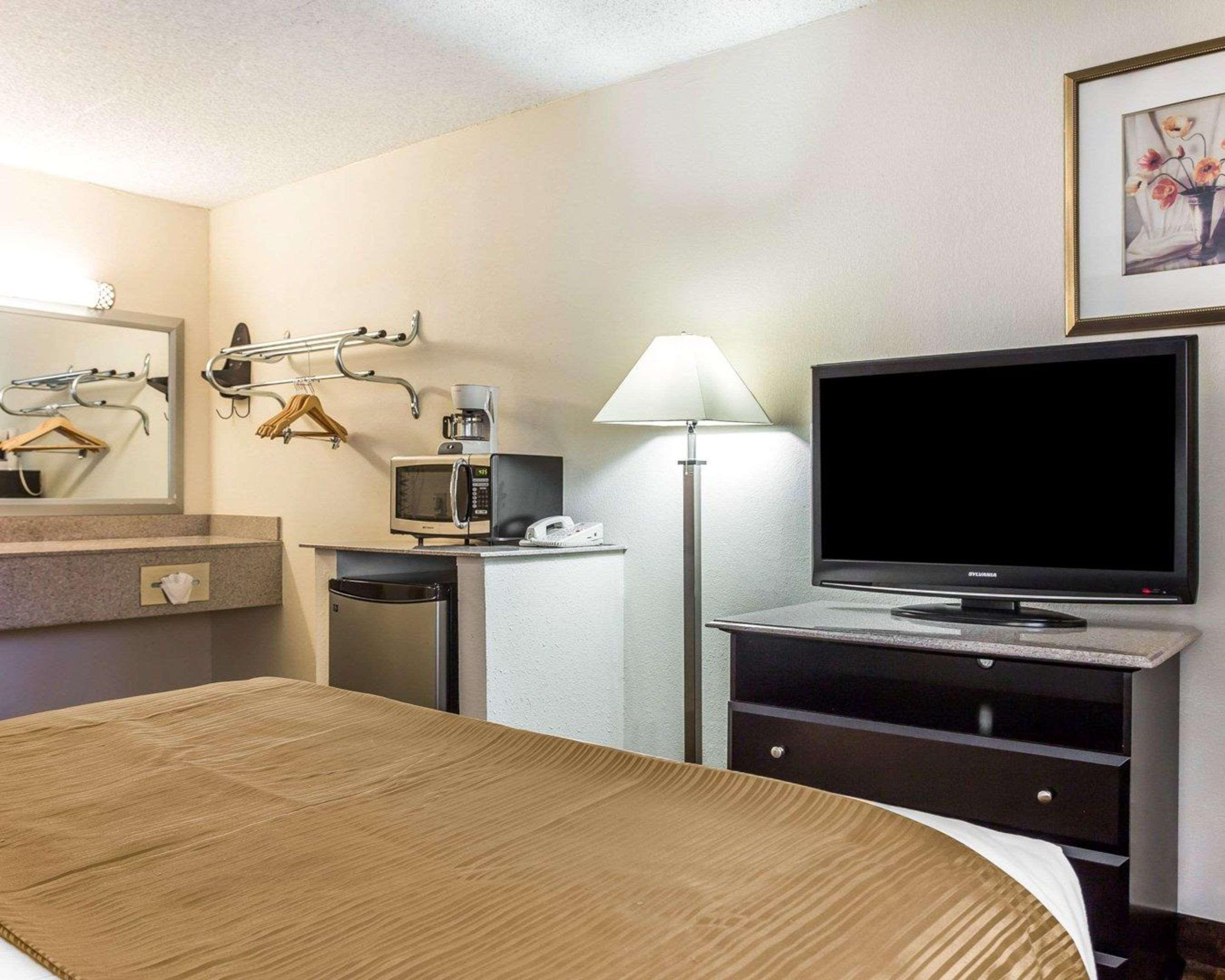 Quality Inn&Suites Coliseum Greensboro Extérieur photo