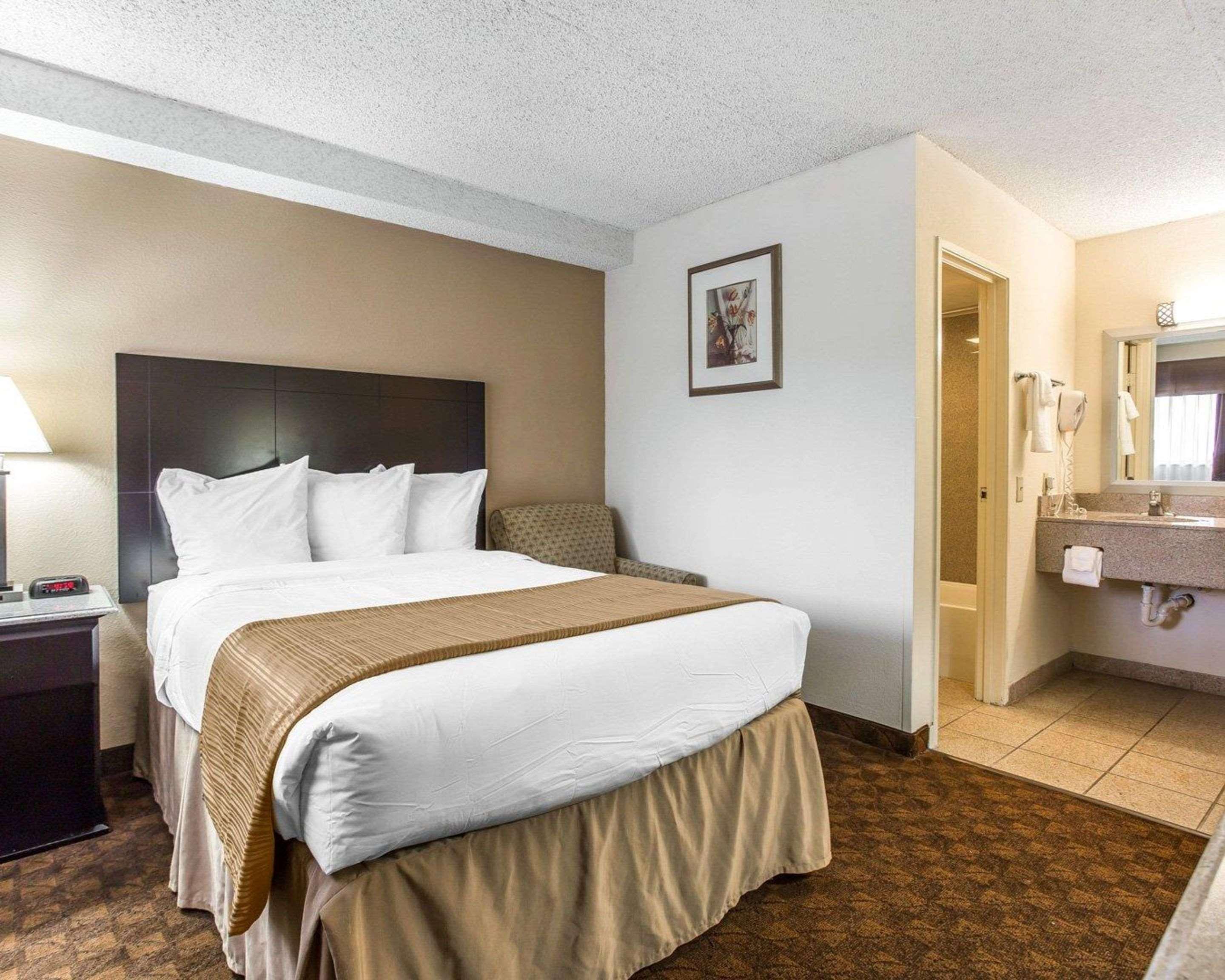 Quality Inn&Suites Coliseum Greensboro Extérieur photo
