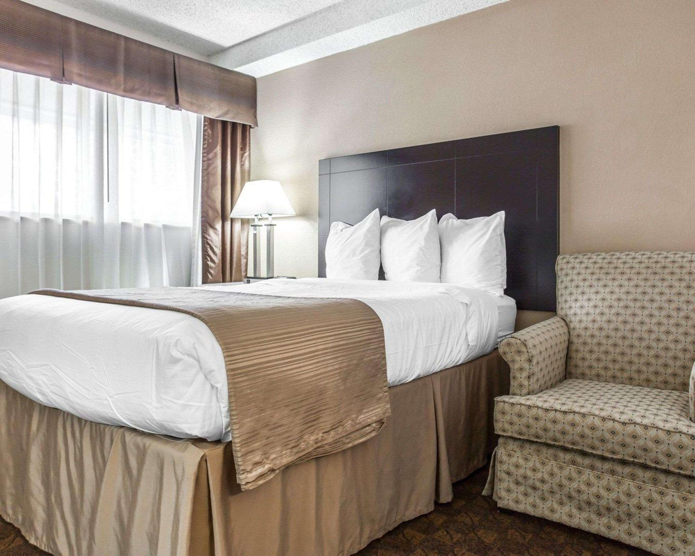 Quality Inn&Suites Coliseum Greensboro Extérieur photo