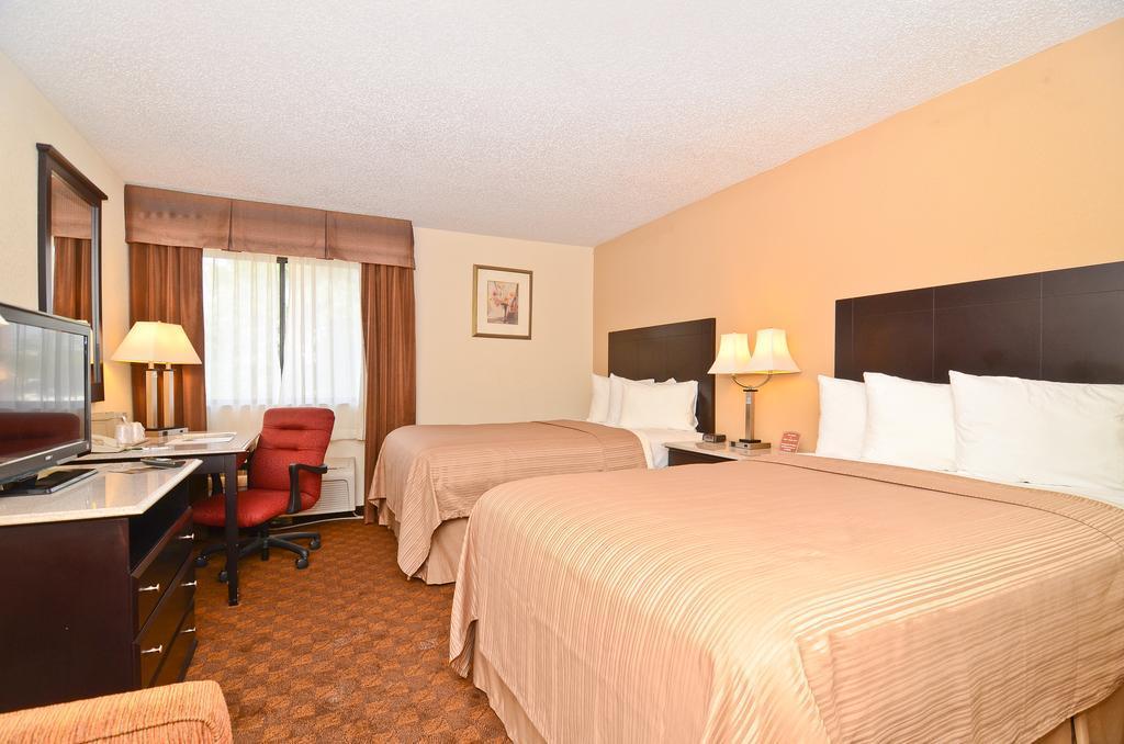 Quality Inn&Suites Coliseum Greensboro Extérieur photo