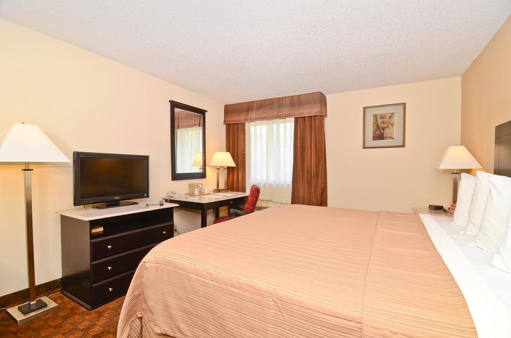 Quality Inn&Suites Coliseum Greensboro Extérieur photo