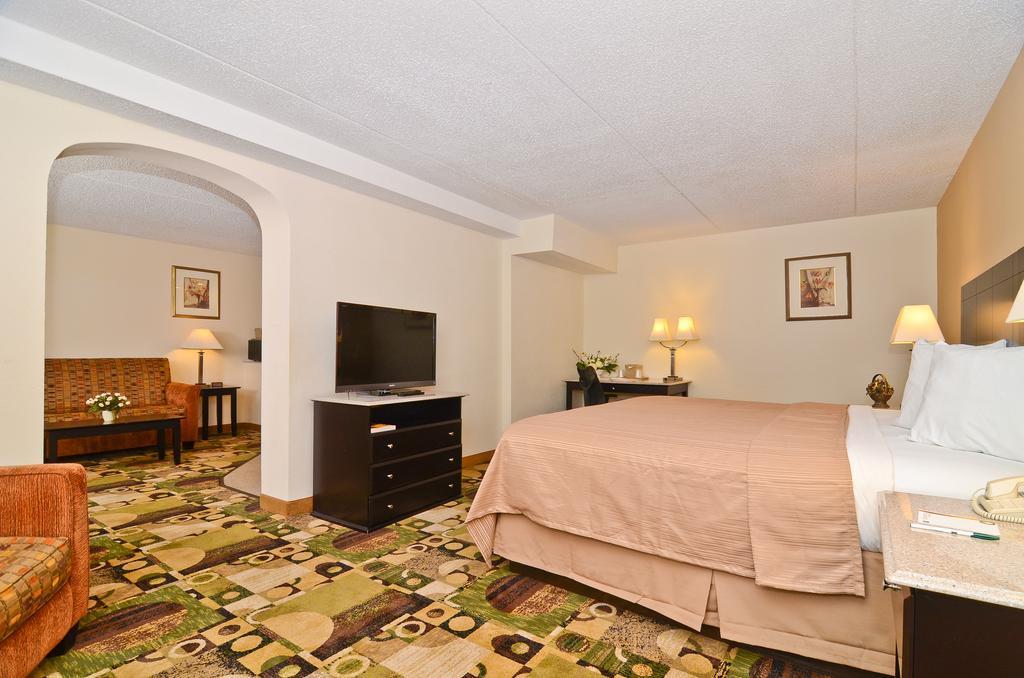 Quality Inn&Suites Coliseum Greensboro Extérieur photo