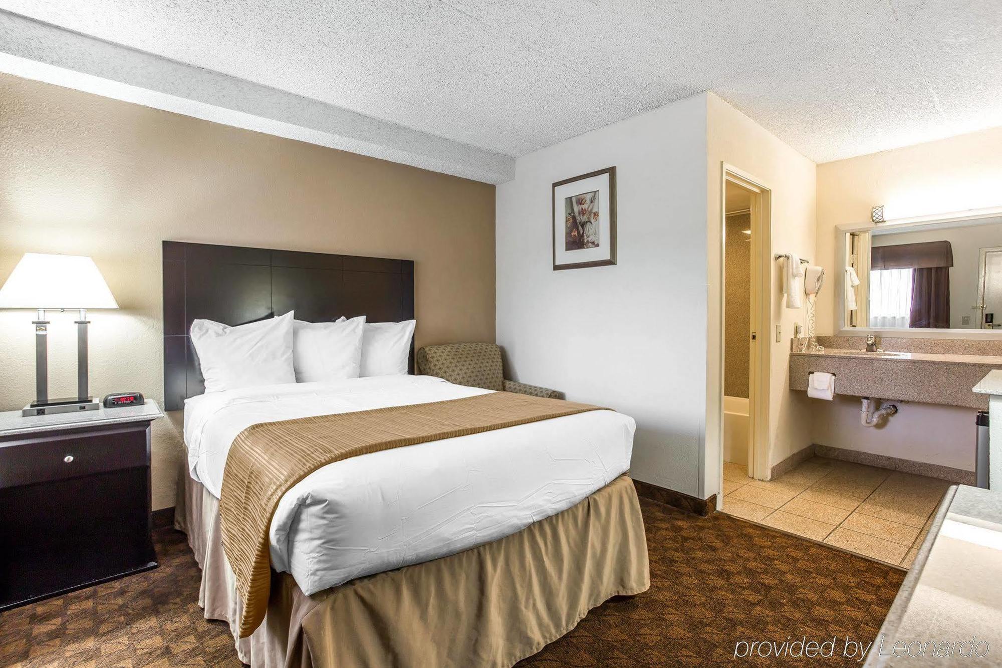 Quality Inn&Suites Coliseum Greensboro Extérieur photo