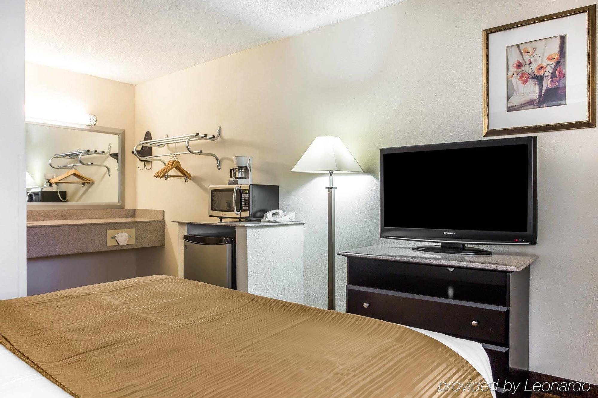 Quality Inn&Suites Coliseum Greensboro Extérieur photo