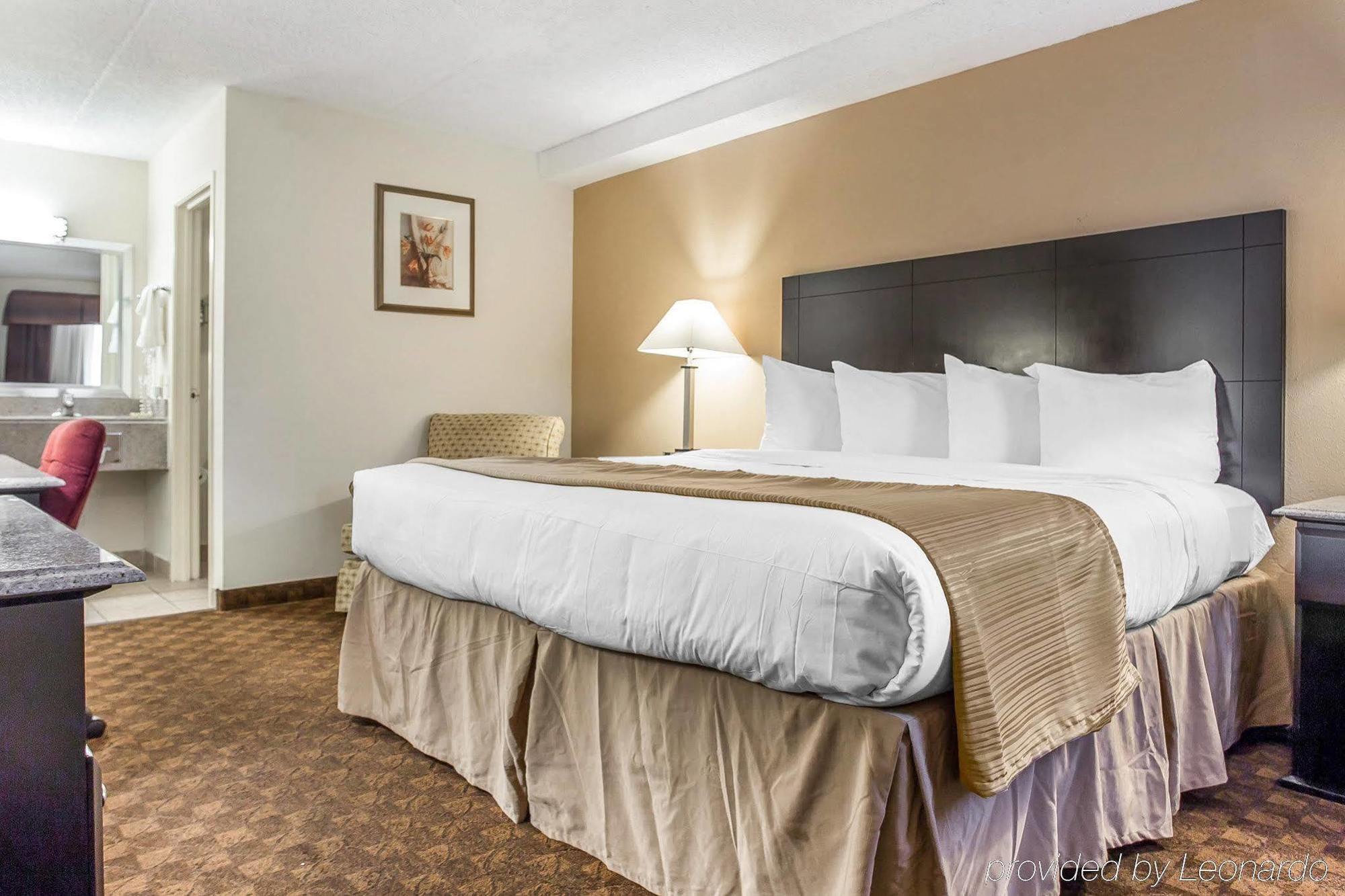 Quality Inn&Suites Coliseum Greensboro Extérieur photo