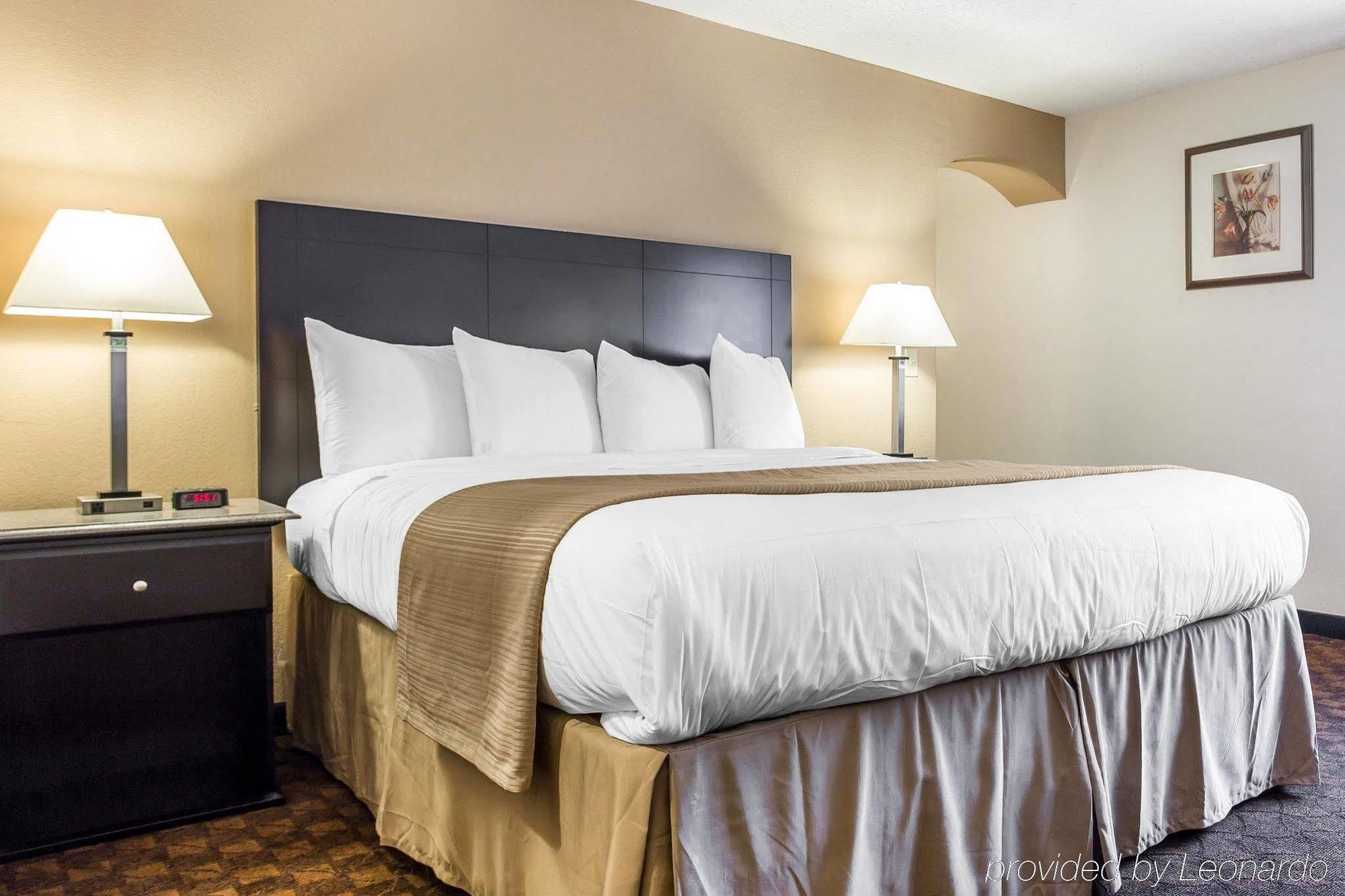 Quality Inn&Suites Coliseum Greensboro Extérieur photo