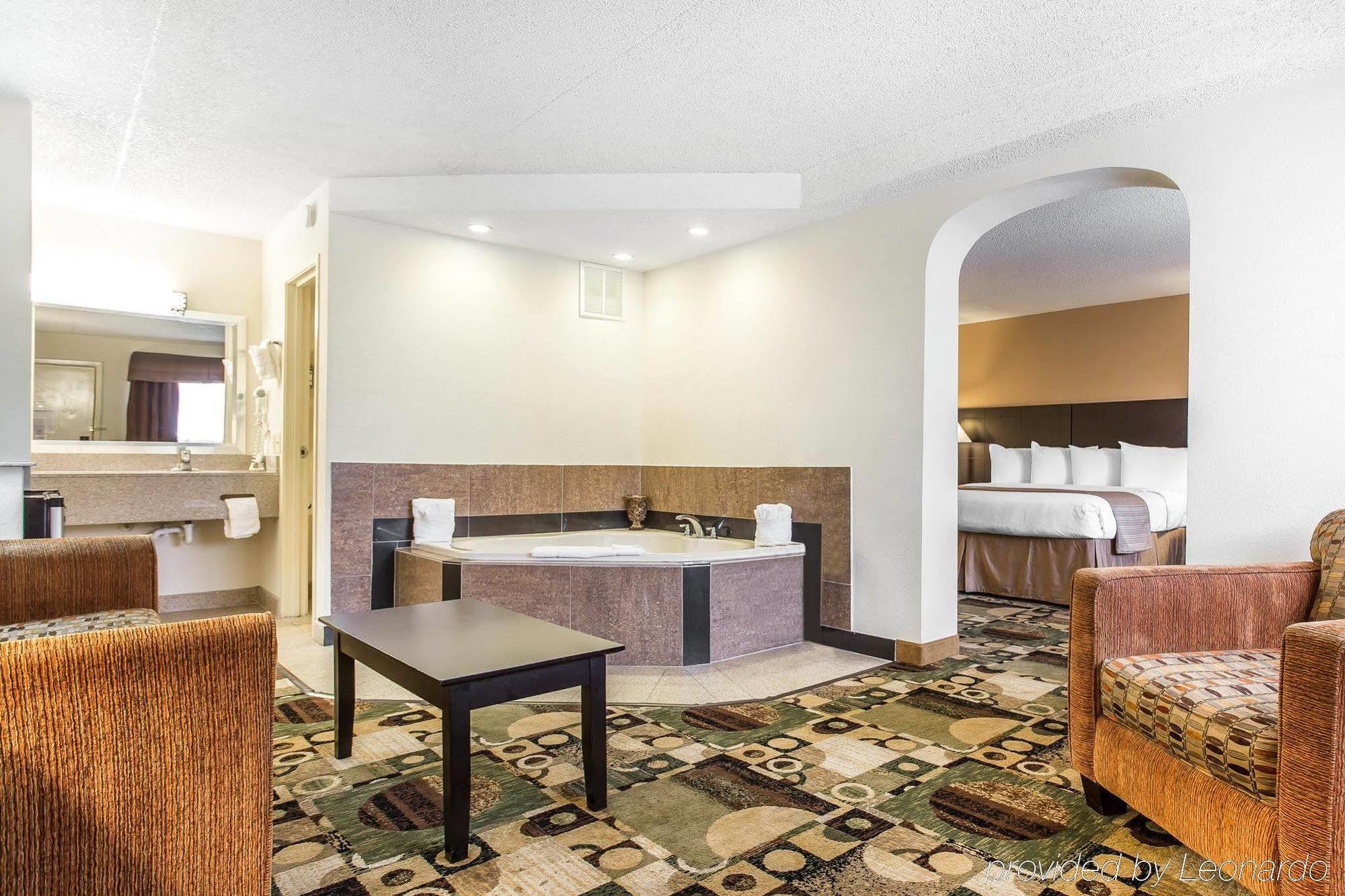 Quality Inn&Suites Coliseum Greensboro Extérieur photo