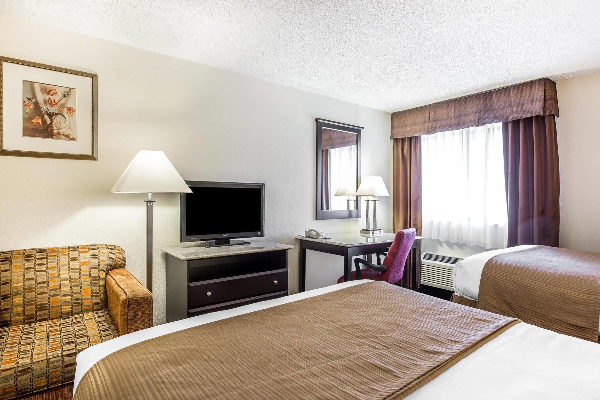 Quality Inn&Suites Coliseum Greensboro Extérieur photo