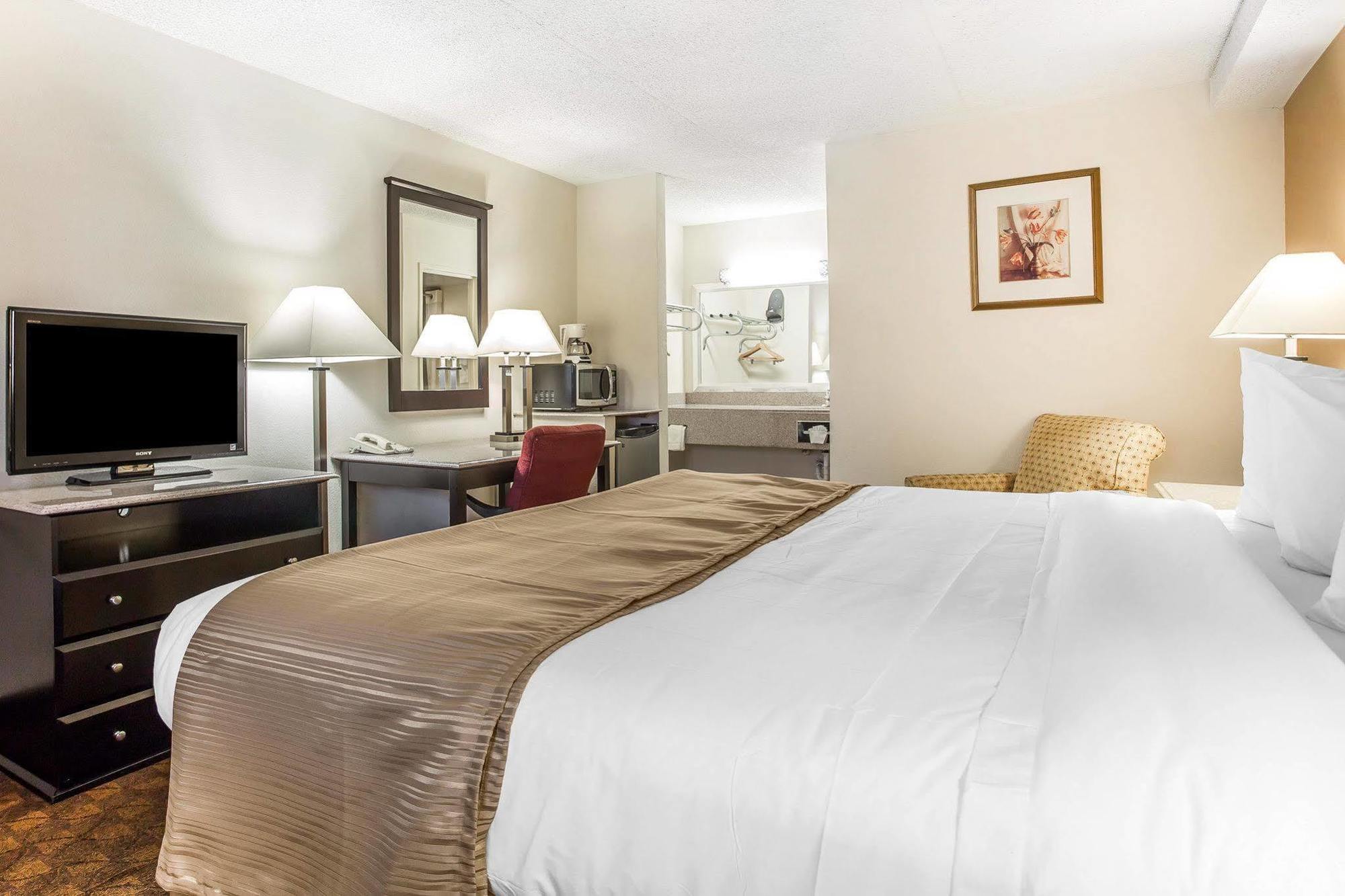 Quality Inn&Suites Coliseum Greensboro Extérieur photo