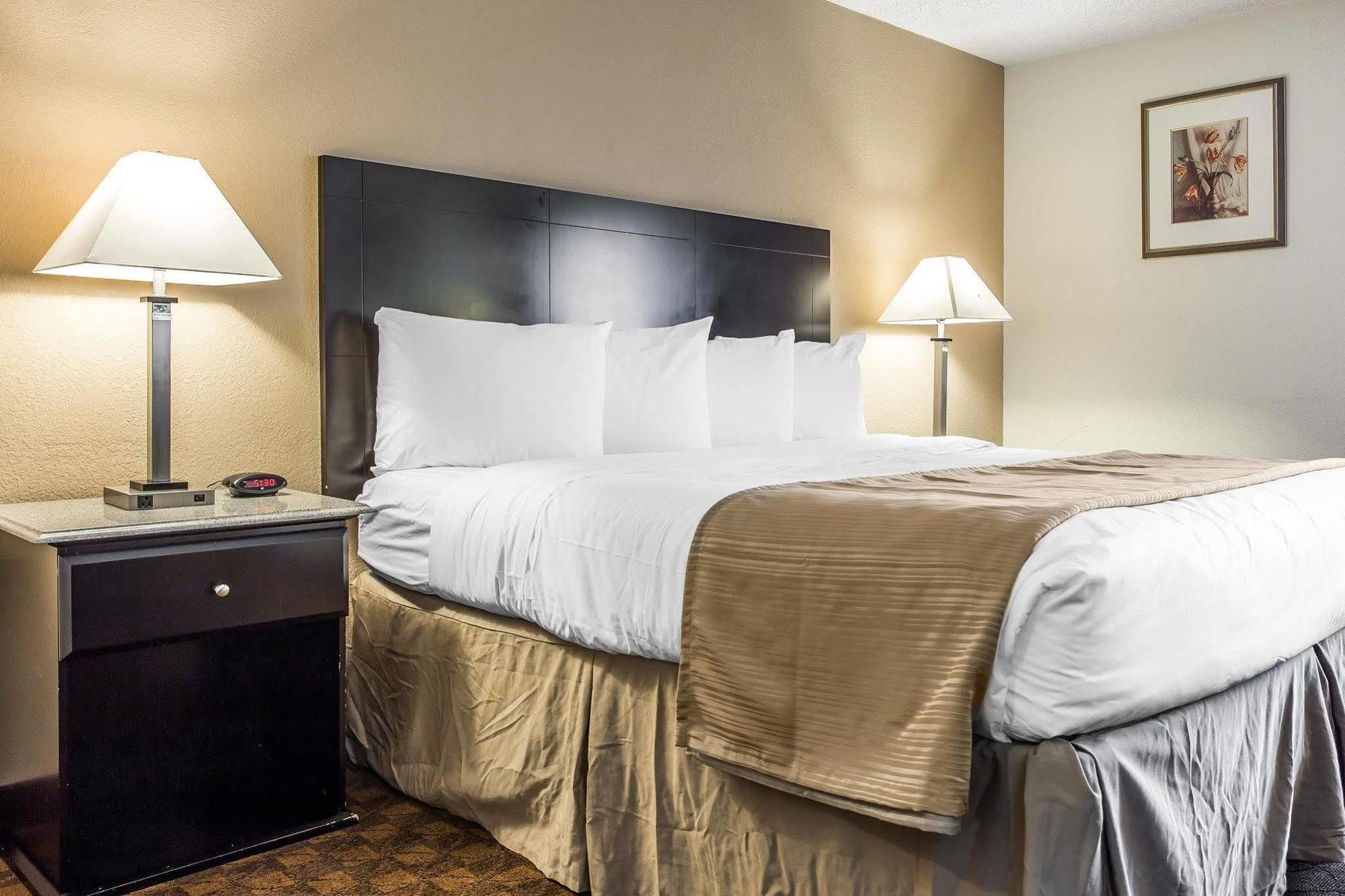 Quality Inn&Suites Coliseum Greensboro Extérieur photo