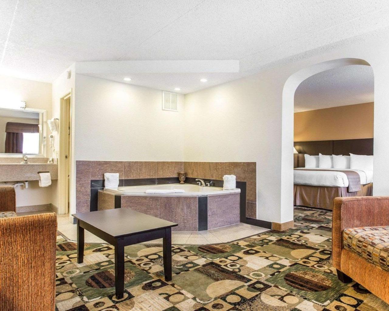 Quality Inn&Suites Coliseum Greensboro Extérieur photo