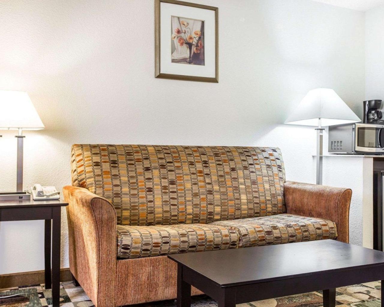 Quality Inn&Suites Coliseum Greensboro Extérieur photo