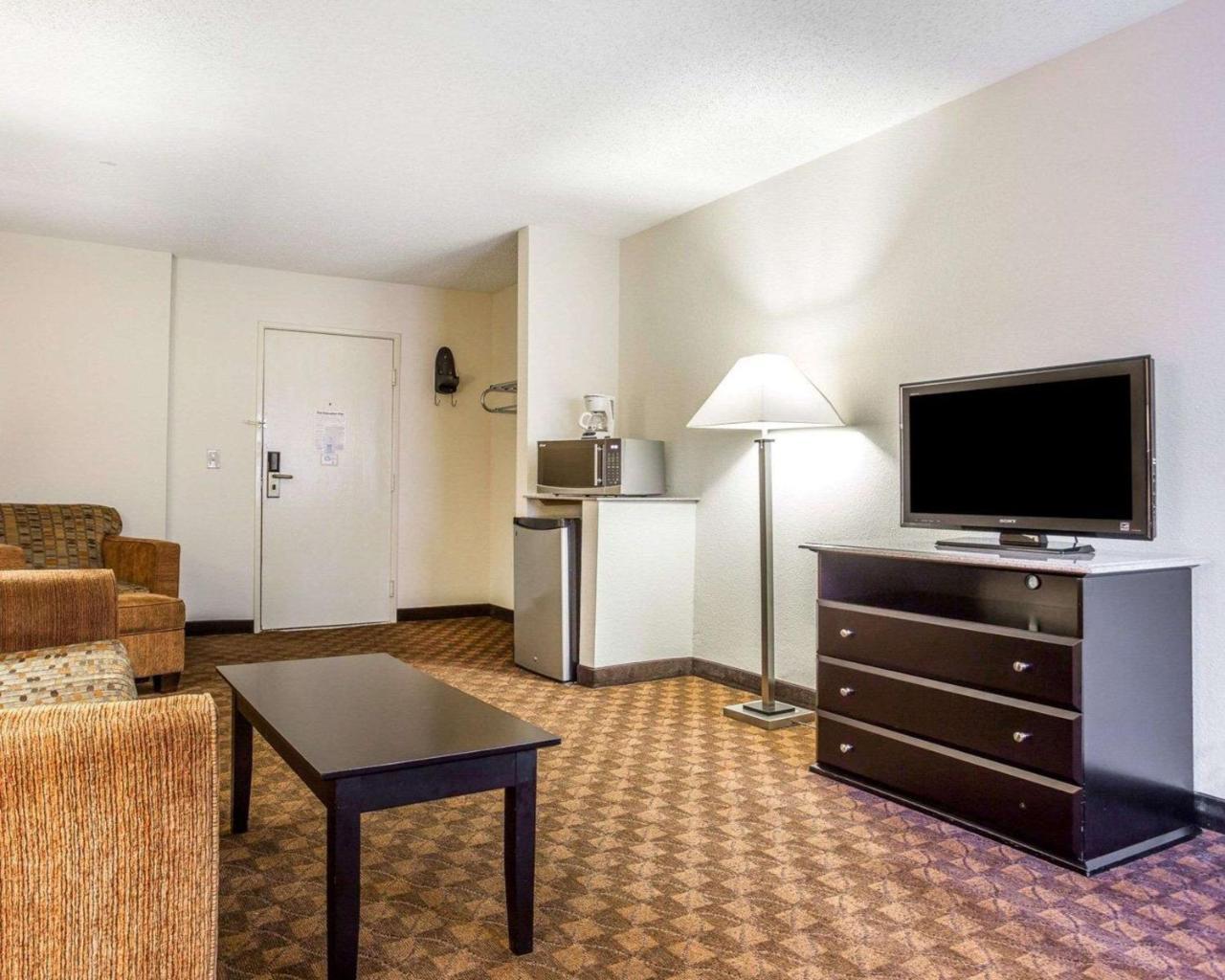 Quality Inn&Suites Coliseum Greensboro Extérieur photo